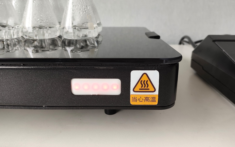 陶瓷電熱板為何能耐強(qiáng)酸強(qiáng)堿？從材質(zhì)特性到結(jié)構(gòu)設(shè)計的解析